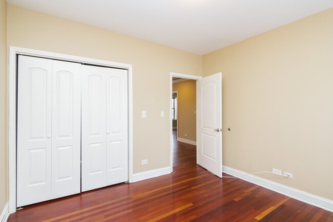 Building Photo - 1716 W Farwell Ave