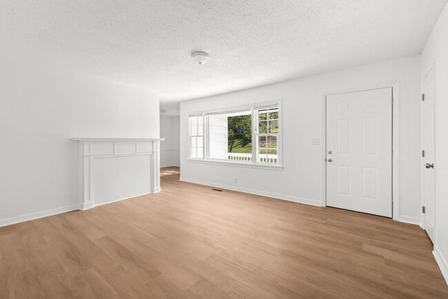 Building Photo - Fully Renovated Center Point Bungalow