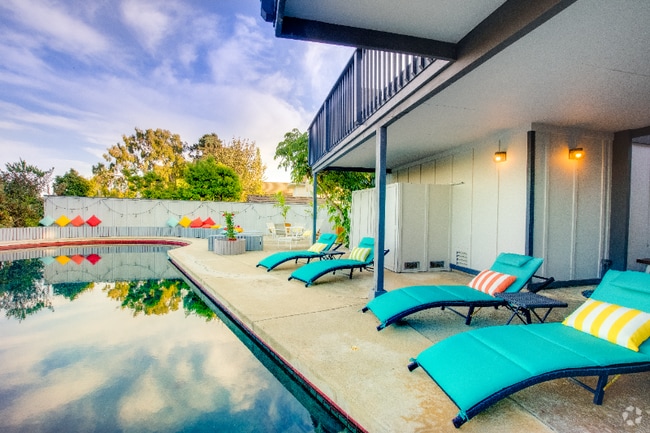 Building Photo - 8143 La Jolla Scenic Dr N