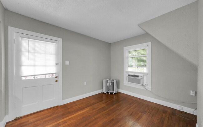 Building Photo - Updated Condo Near UT!