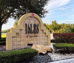 Building Photo - 731 Vista Isles Dr