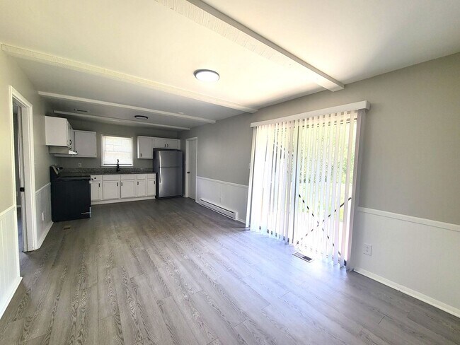 Foto del edificio - 3 Bedroom Brick Ranch in East Charlotte For Rent!