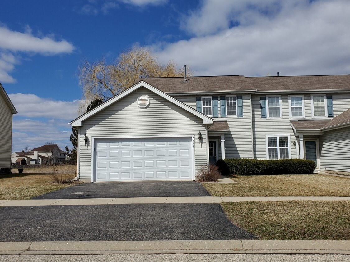 28716 Sawmill Ln, Lakemoor, IL 60051 Townhome Rentals in Lakemoor IL