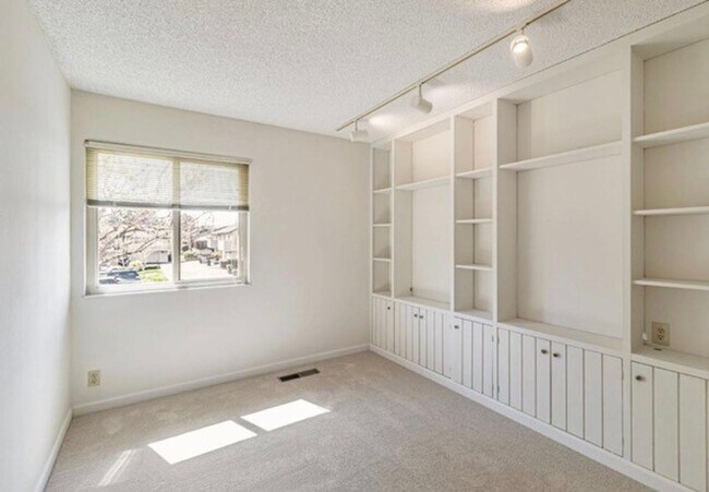 Building Photo - Spacious 2 bedroom 2 bath Townhouse in Mer...