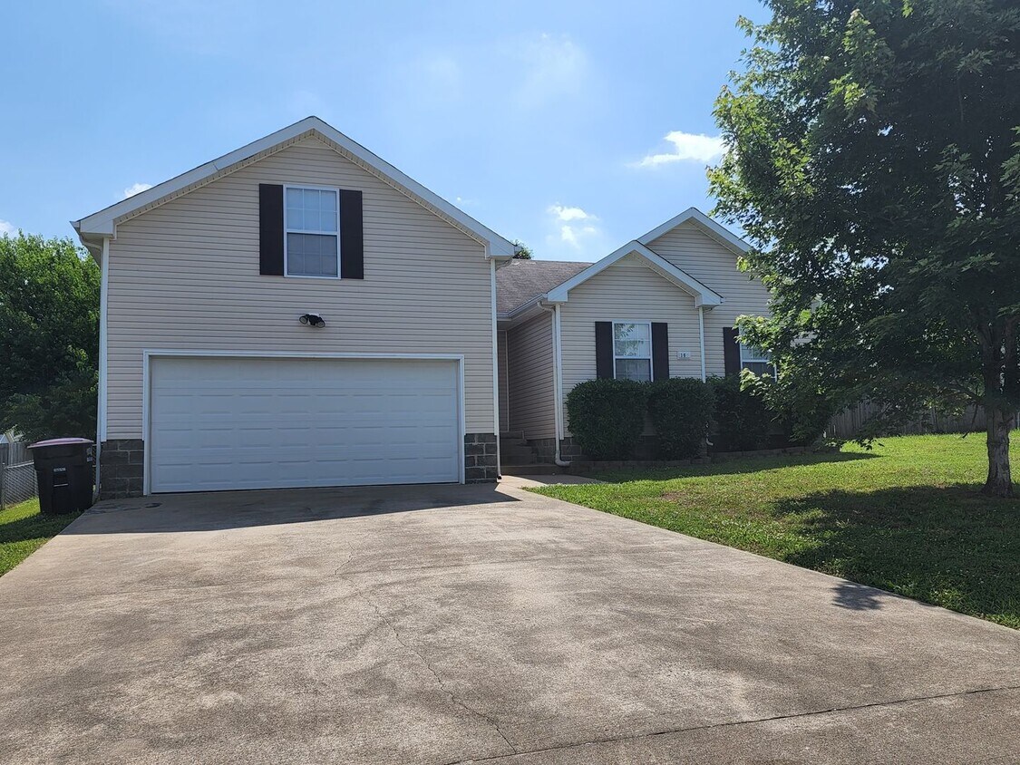 Foto principal - $1700 - 3 Beds 2 Bath + Bonus Room