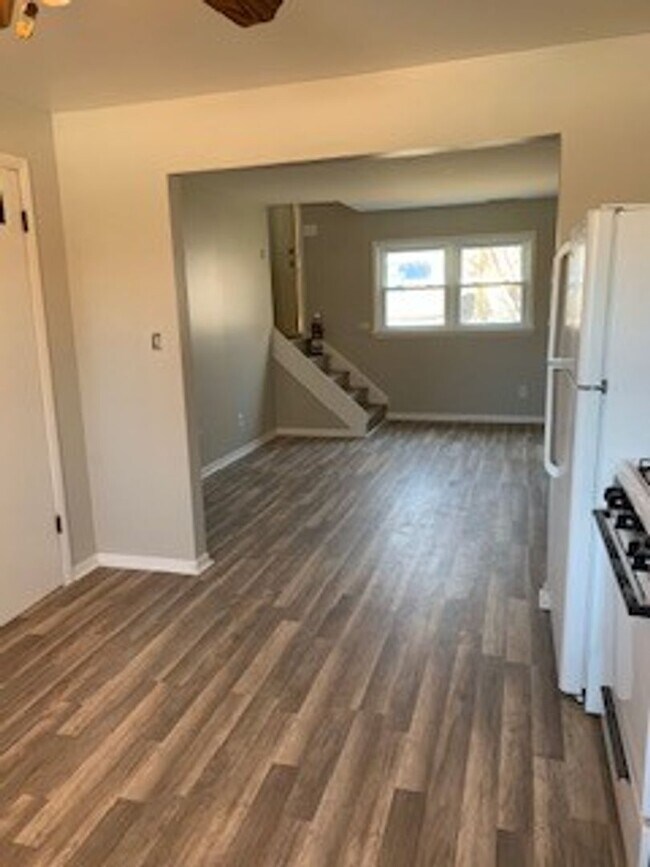 Building Photo - 2 bedroom 1.5 bath bi-level unit