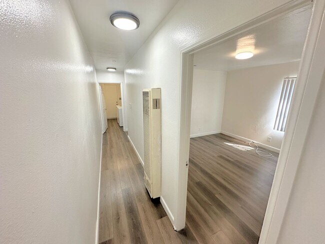 Foto del edificio - *SECTION 8 ONLY* Cute 2bd/1ba duplex with parking and all the appliances!