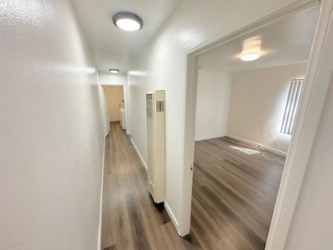 Building Photo - *SECTION 8 ONLY* Cute 2bd/1ba duplex with parking and all the appliances!