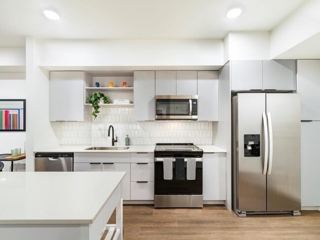 Building Photo - Modera Encore
