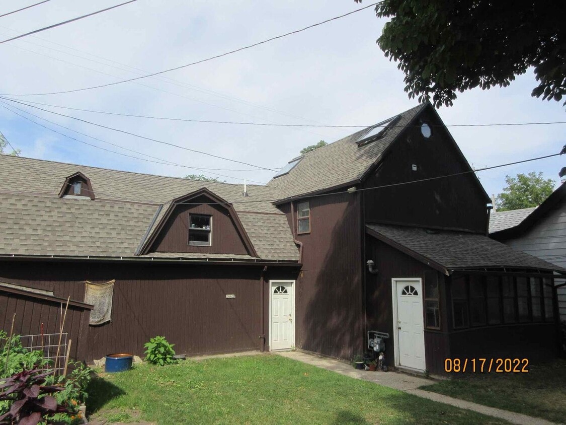 Primary Photo - 2443 N Pierce St
