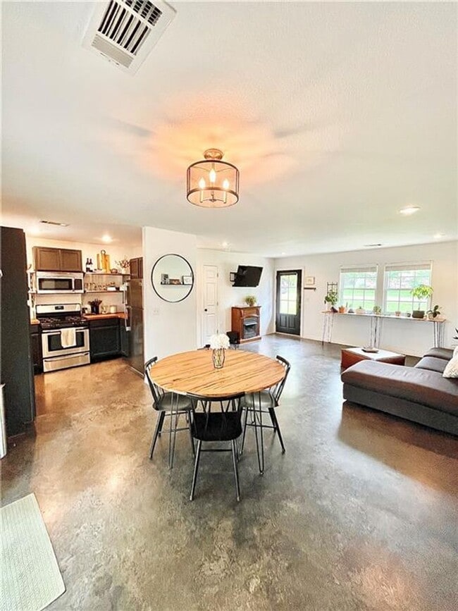 Building Photo - Cozy Home with Deck, Fenced Backyard & Modern Kitchen