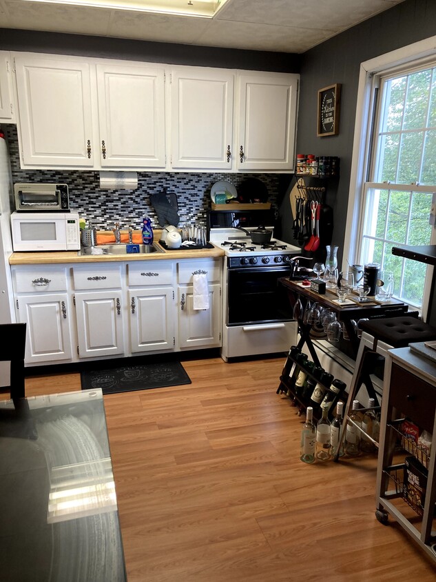 eat-in kitchen - 217 Forest St