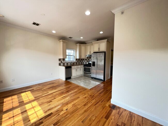 Building Photo - 605 Bergen Ave