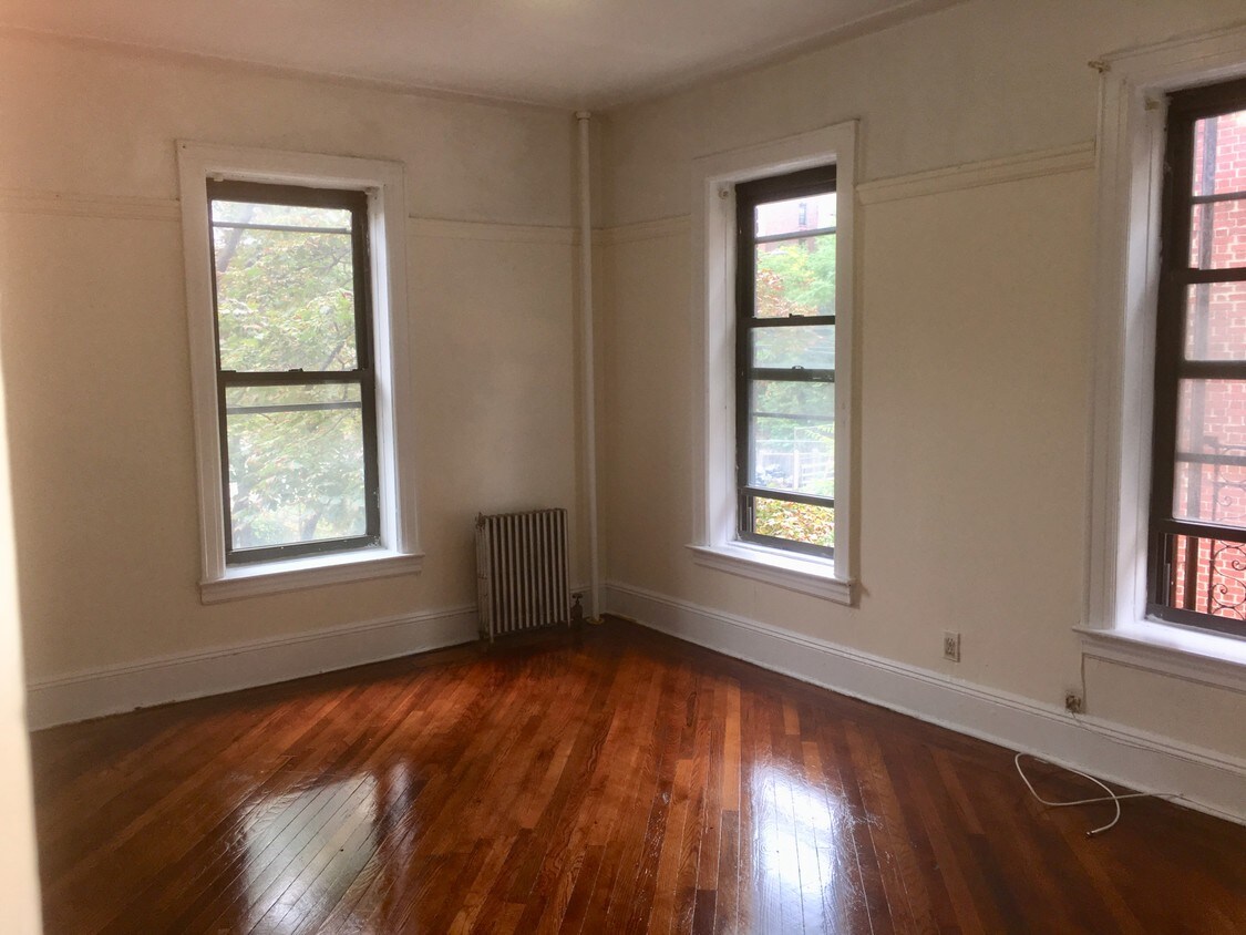 Foto principal - 143-56 Roosevelt Ave
