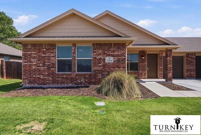 Foto del edificio - Life is Better by the Lake Gorgeous 3-Bedroom Duplexes in Azle