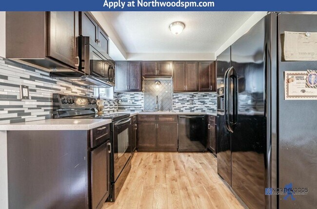 Foto del edificio - Very Nice Two Story, 3 Bedroom 2 Bath home...