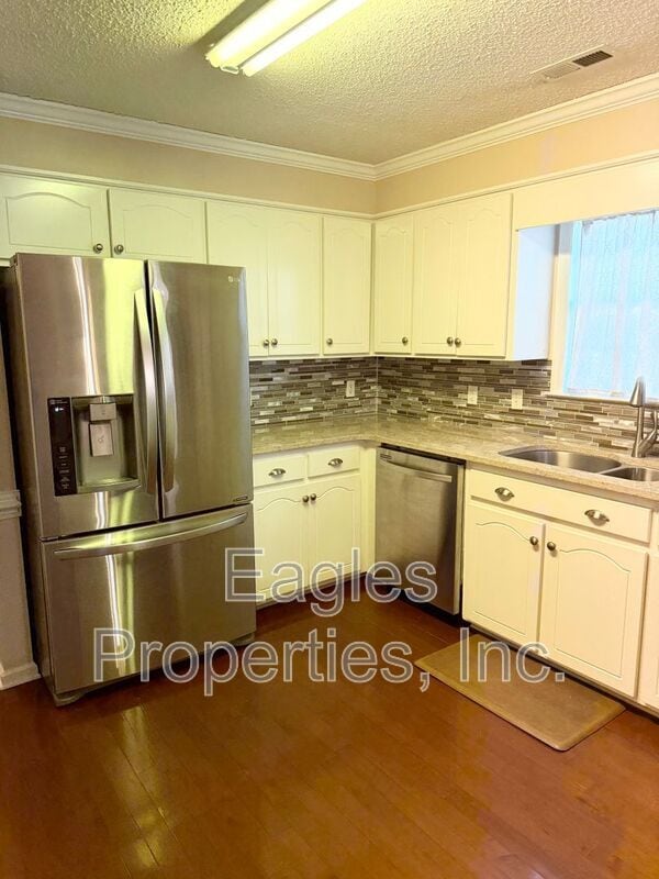 Building Photo - 107 Round Tree Lane