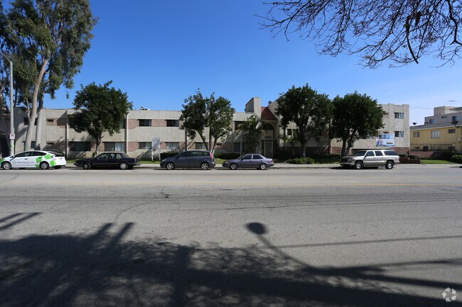 Foto del edificio - 7320 Hazeltine Ave