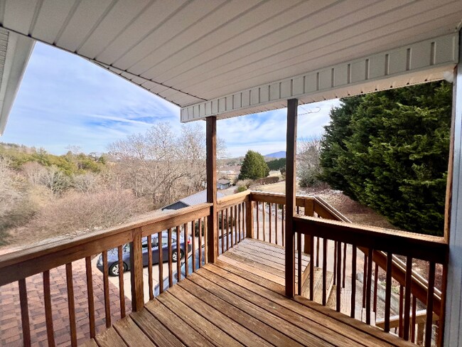 Foto del edificio - 38 Long Meadow Dr