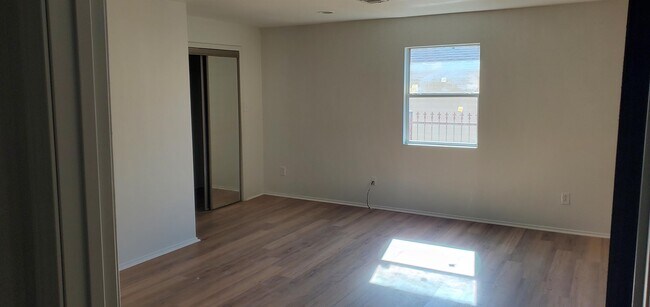 Building Photo - 4815 Pauline Dr