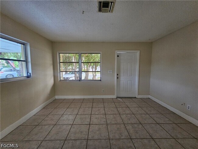 Building Photo - 423 Morgan Cir S