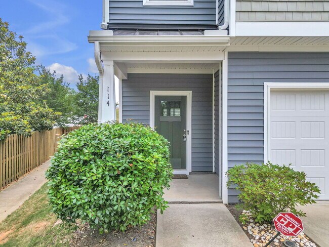 Foto del edificio - Stylish 3BR/2.5BA END-UNIT Townhome with Garage in Camelot Townes! $1,650/mo rent