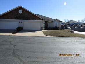 Building Photo - 505 NW Fairway Villa Dr