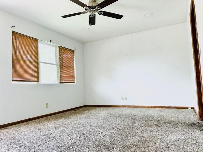 Foto del edificio - Spacious Home on Large Corner Lot