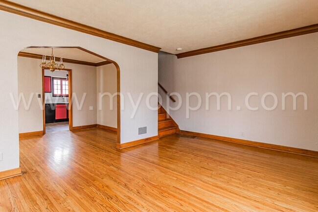 Foto del edificio - Unique 2 Bedroom / 1 Bathroom Duplex | Bla...