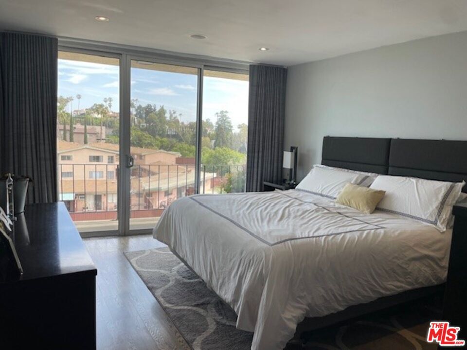 Foto principal - 2260 N Cahuenga Blvd