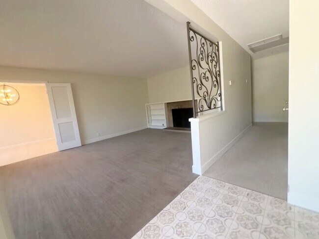 Foto del edificio - 1270-1272 Meredith Way
