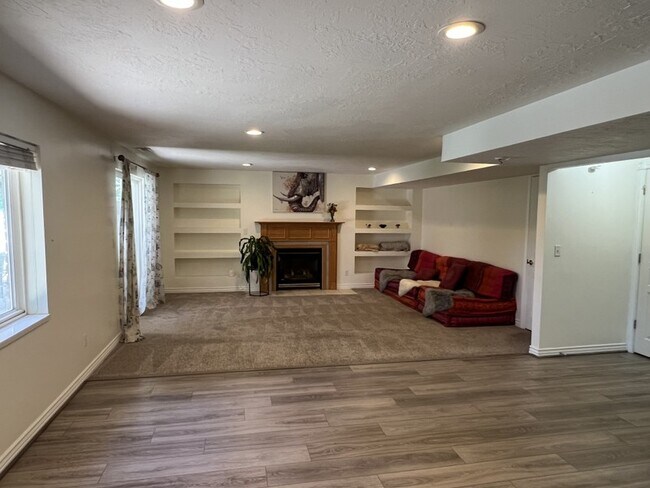 Foto del edificio - 1219 Bridle Trail Rd