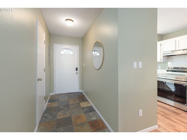 Foto del edificio - Stylish 2 Bedroom Home Featuring an Updated Kitchen and Sunlit Living Space