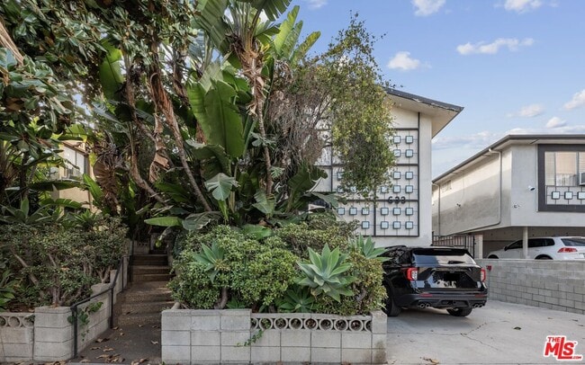 Building Photo - 633 Hayworth Ave