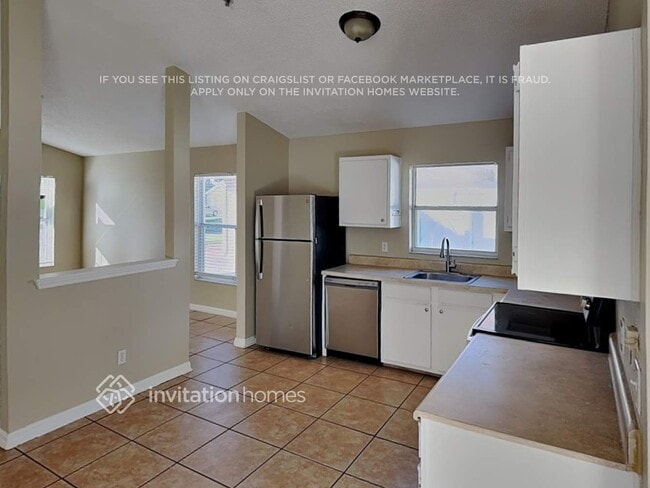 Building Photo - 9624 Hollyhill Dr