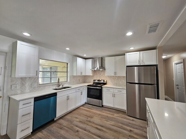 Building Photo - Wonderfully Renovated 4-Bedroom, 2-Bath Ho...