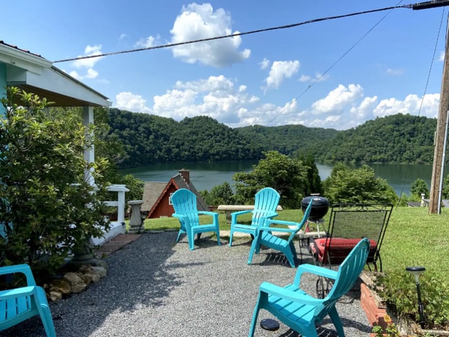 Foto del edificio - 1692 Falling Water Rd