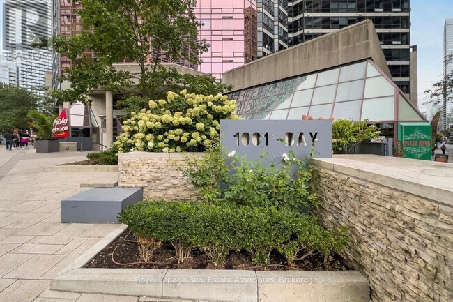 Photo du bâtiment - 1001 Bay St.