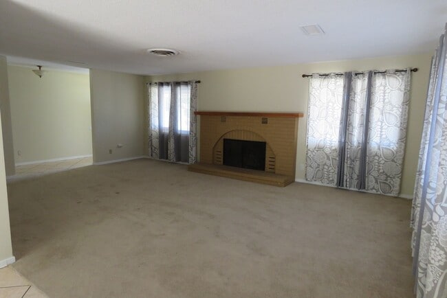 Building Photo - Sweet home in quiet neighborhood!