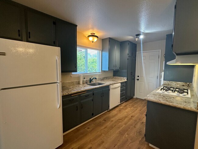 Foto del edificio - Beautiful 3-Bed, 2-Bath Single-Level Home ...