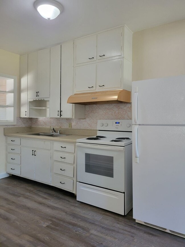 Building Photo - 493 Lake Howard Dr SW