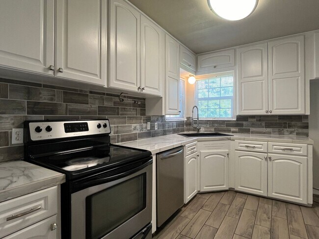 Building Photo - UPDATED CENTRAL CITY HOME