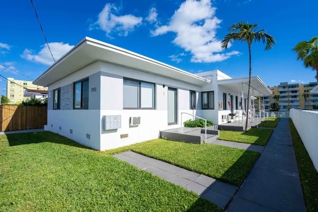 Foto del edificio - 7935 Crespi Blvd