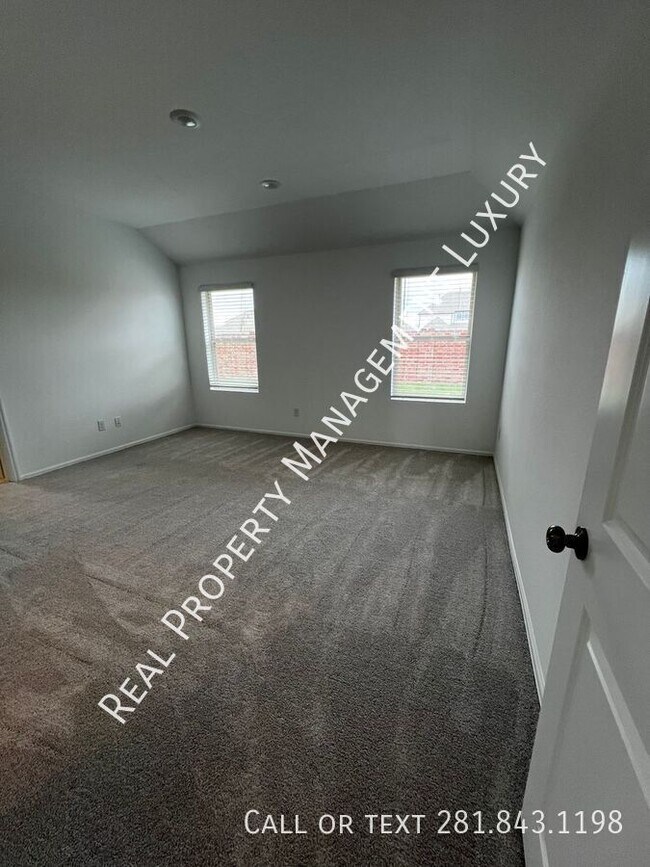 Foto del edificio - 5210 Biscay Cv Ln