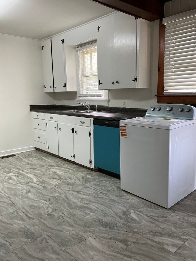 Building Photo - 3 bedroom / 1 bathroom house near St. Mary...