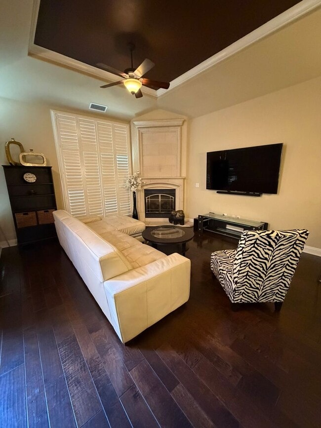 Building Photo - Beautiful Pavilions Condo!