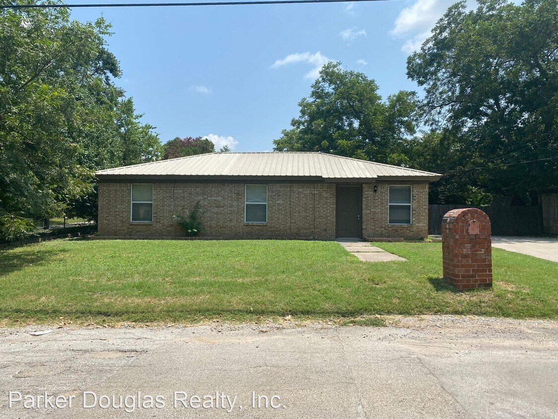 Primary Photo - 4 br, 1 bath House - 306 Harcourt