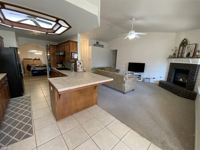 Foto del edificio - 4 br, 2 bath House - 1077 W Julia Way