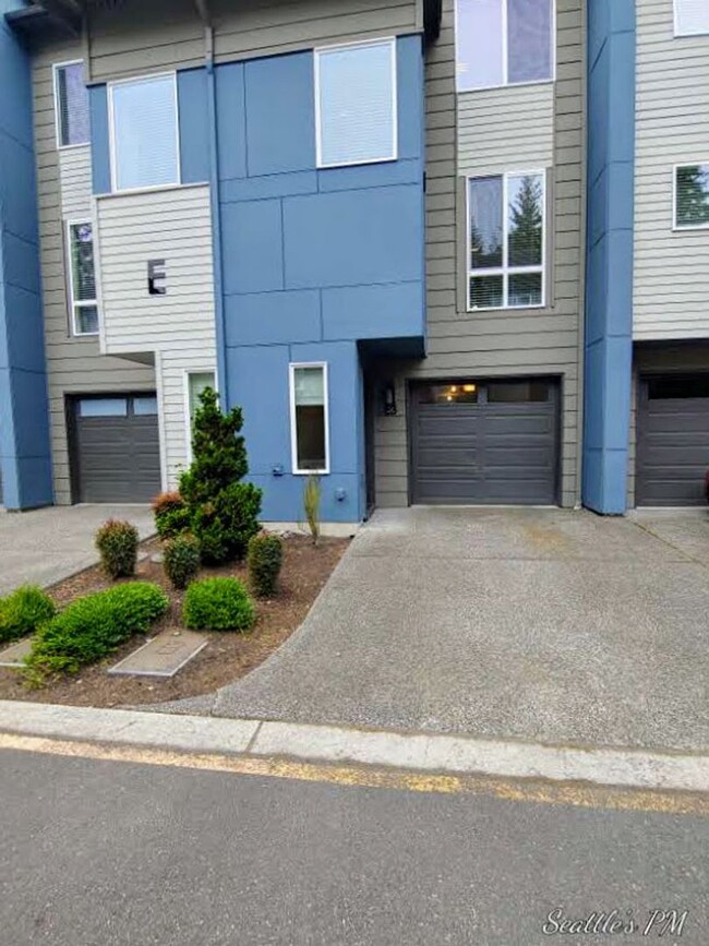 Building Photo - Stunning Contemporary Townhouse-Lynnwood