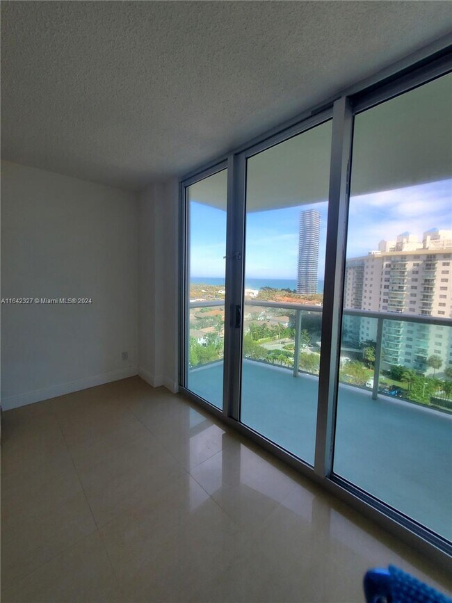 Foto del edificio - 19380 Collins Ave